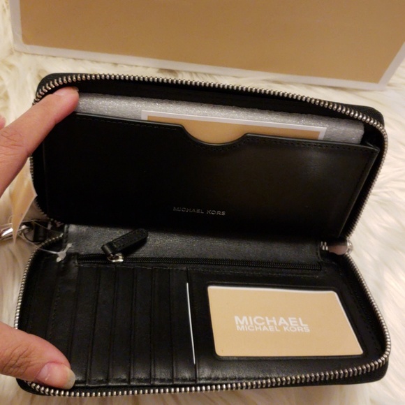 MK Jet Set Travel Leopard Leather Smartphone Wrist - Picture 4 of 8